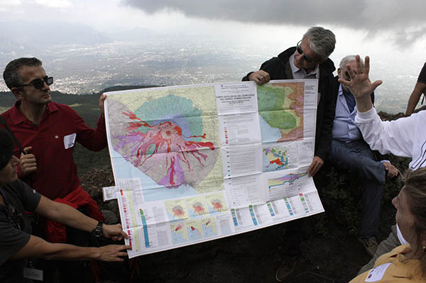 Un momento della visita al cono del Vesuvio FP (4)